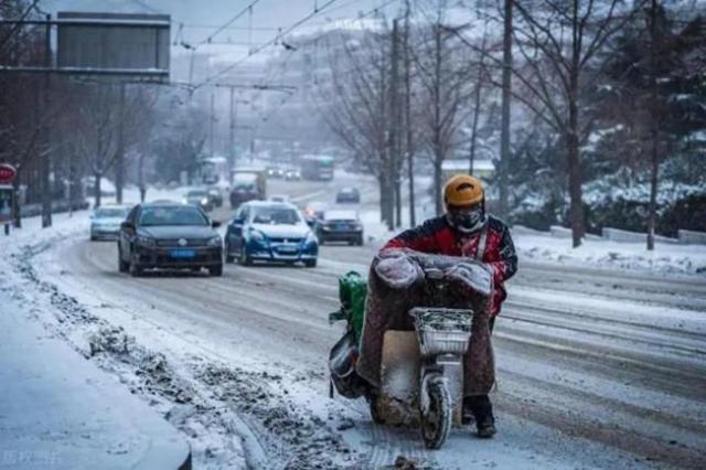 极寒天气该不该点外卖？媒体：让骑手有保障有尊严是最好回馈