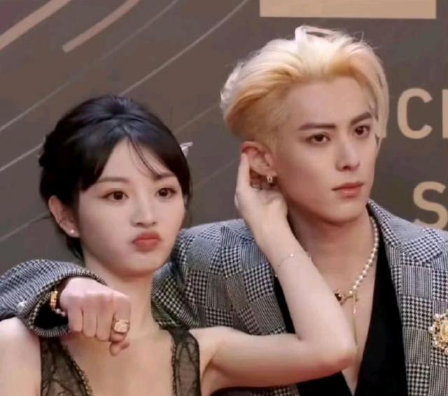 你们两个，是不是忘记官宣了？！！