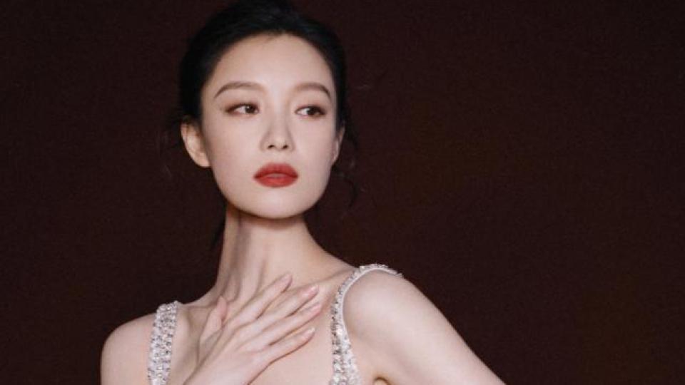 倪妮穿粉色亮片礼服亮相 腰肢纤细好迷人