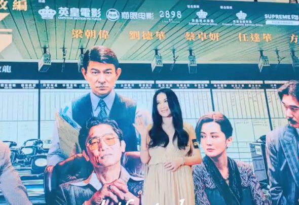 老搭档同框，温碧霞晒照：与梁朝伟刘德华开心合照