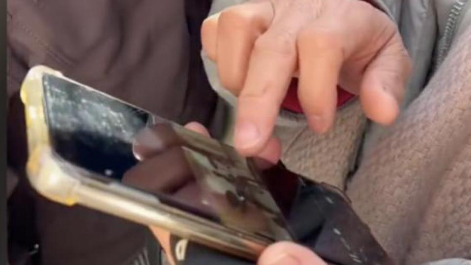 西班牙博主介绍上海公园相亲角