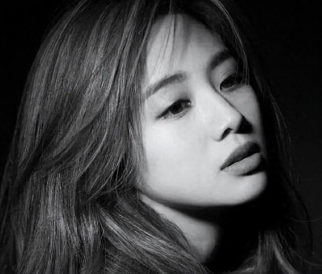 16岁被逼出道，因为忘寄钱被亲妈打到住院，何炅把她宠成公主