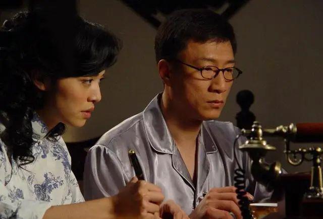 涂脂抹粉审美降级？「硅胶脸」演谍战好出戏！张艺谋太明智