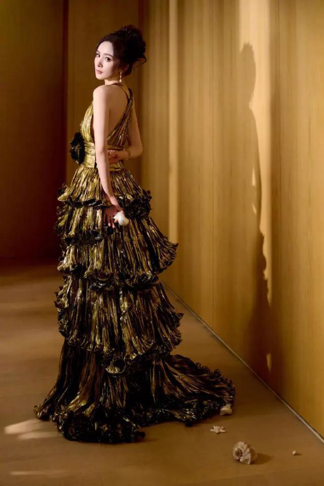 杨幂穿鎏金裙秀出好身材 事业线抢镜