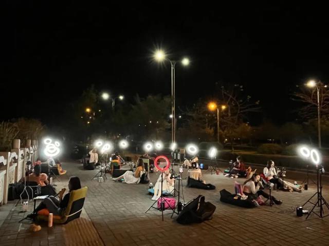 广西桂林网红扎堆大桥直播：挣钱是唯一目的，有人月入10万