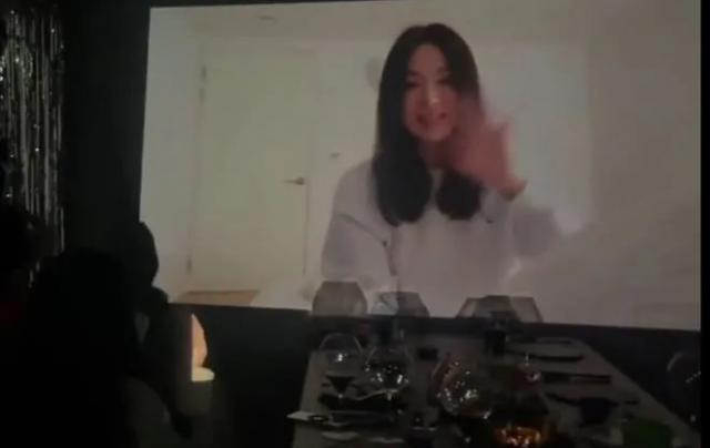 宋慧乔为好友庆生：红衣牛仔裤显俏皮，怀抱爱犬好开心