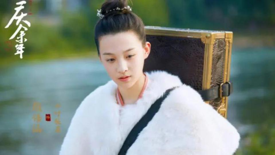 还记得《庆余年》里的小叶轻眉吗？18岁的她长这样…