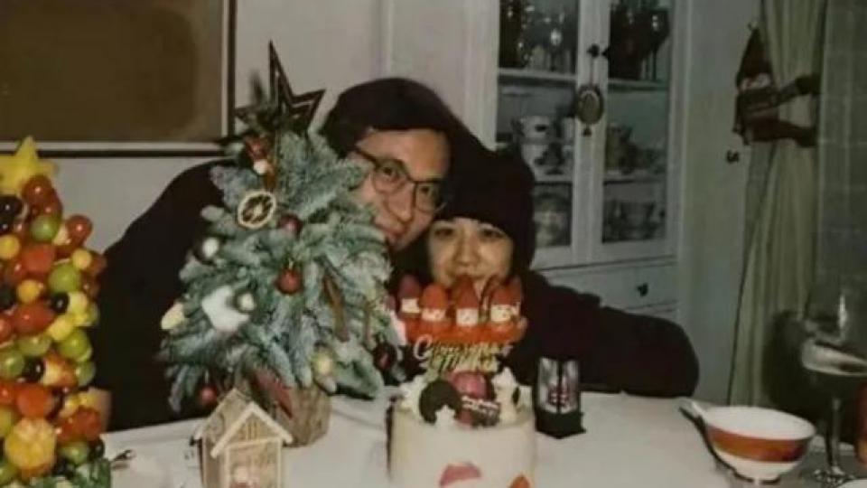 汤唯晒女儿拍的照片庆圣诞，夫妻甜蜜，爱女吃蛋糕好惬意