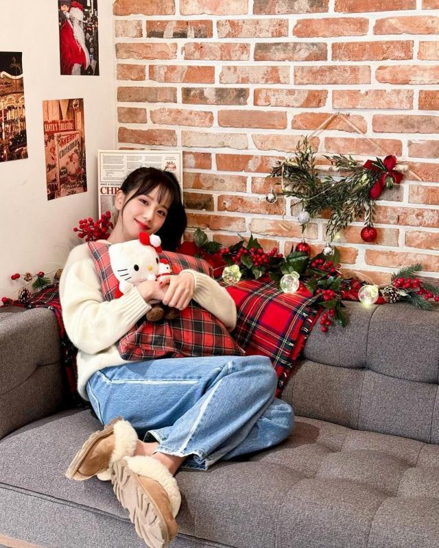 金智秀穿白毛衣抱玩偶甜笑 扎马尾活力满满