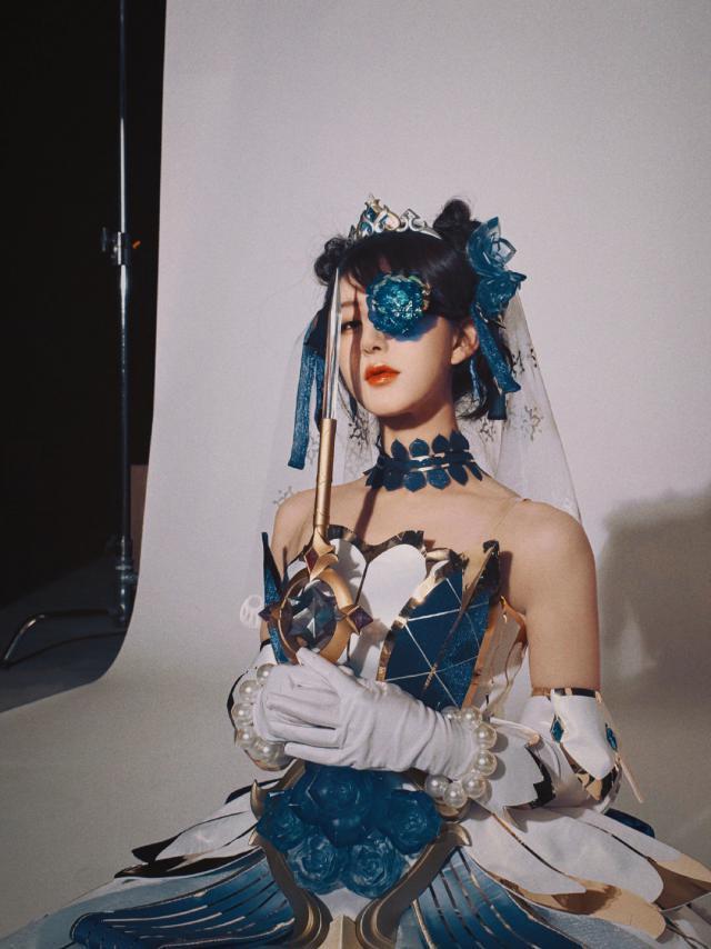 赵露思COS游戏角色 扎双丸子头娇俏可人