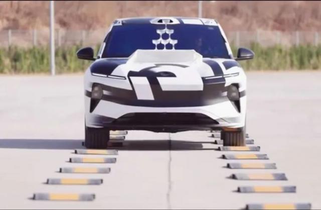 蔚来ET9“香槟塔”火了，东风启辰模仿视频引争议，网友：“蹭得太尬了”