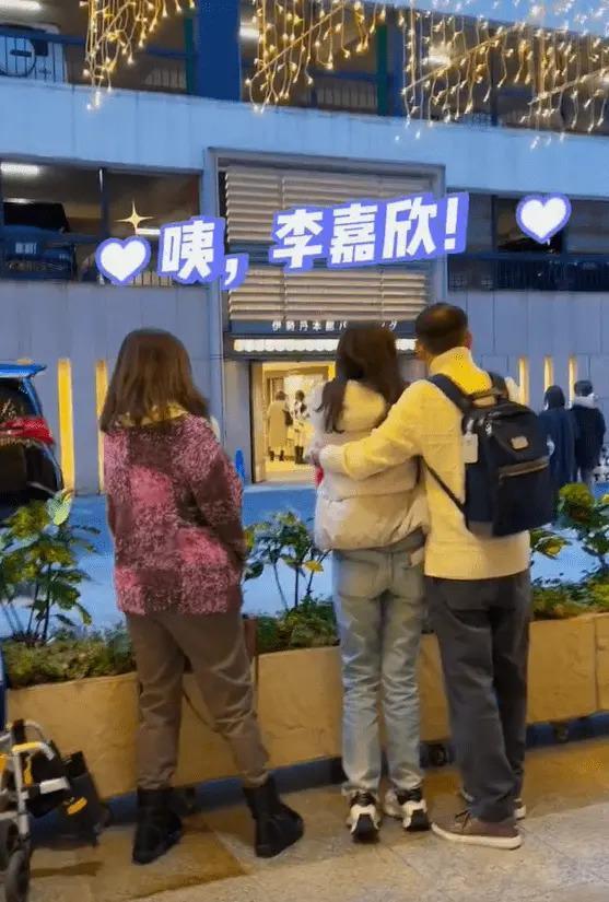 李嘉欣携夫出游，走路蹒跚无力，大8岁的许晋亨虎虎生风