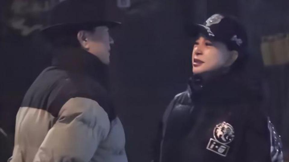 刘晓庆与四婚老公街头散步，82岁王晓玉贴心替太太掸雪