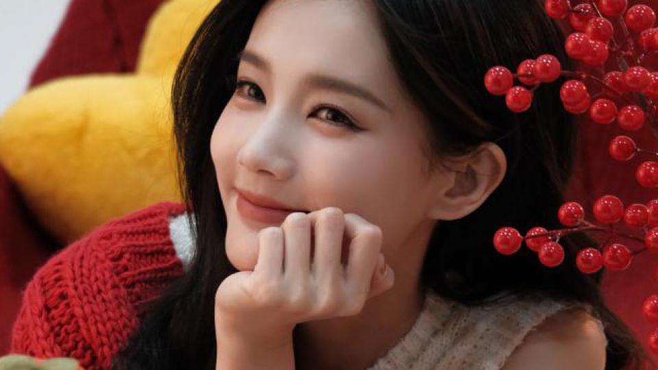 李一桐穿红毛衣露香肩 托腮甜笑气质温柔