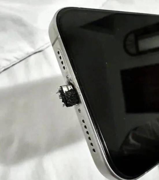 iPhone 15 Pro Max 端口烧熔：使用非苹果数据线惹的祸？