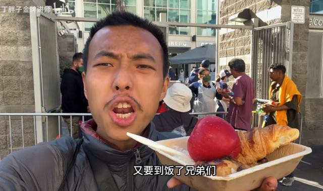 有一百万网友，每天都在看他要饭。