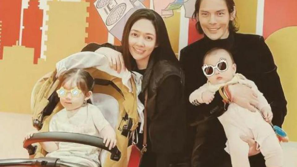 向佐曝光杭州豪宅，客厅凌乱拥挤，郭碧婷素颜出镜