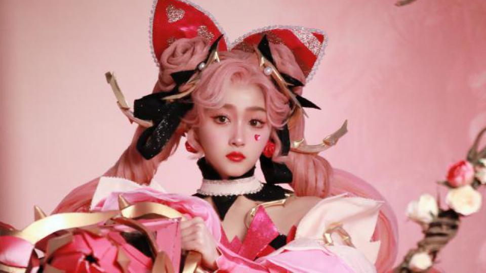 关晓彤COS游戏人物 粉发造型靓丽吸睛