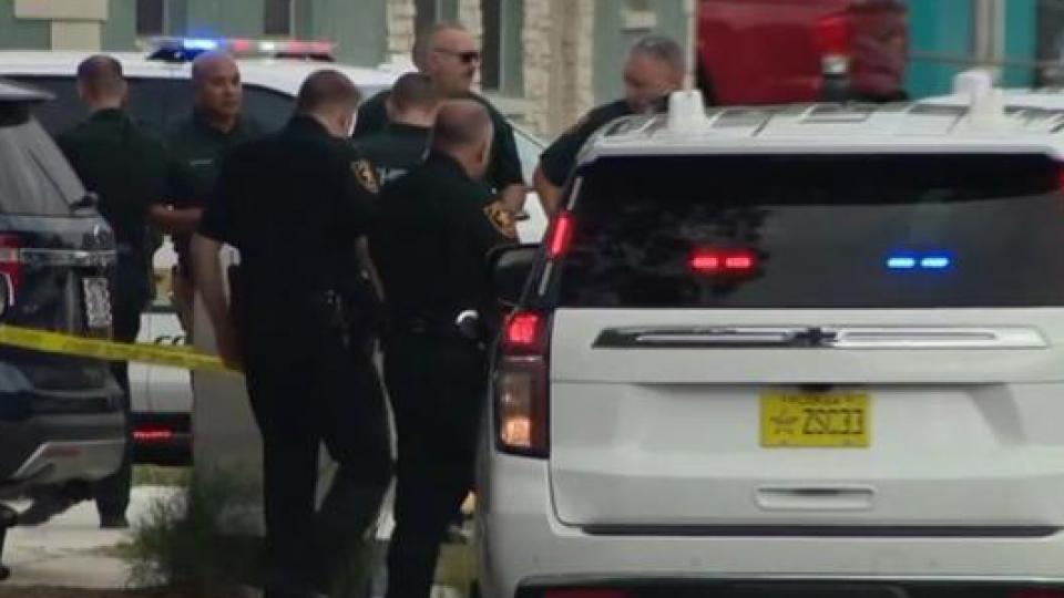 为争夺礼物，美国14岁男孩枪杀姐姐