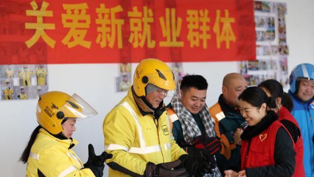 被迫送外卖的女骑手：“熬”，一种生存的策略