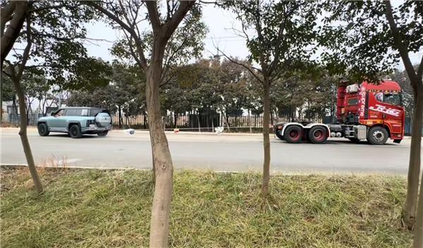 仰望U8拔河比赛遇对手 不敌10条轮胎的半挂货车