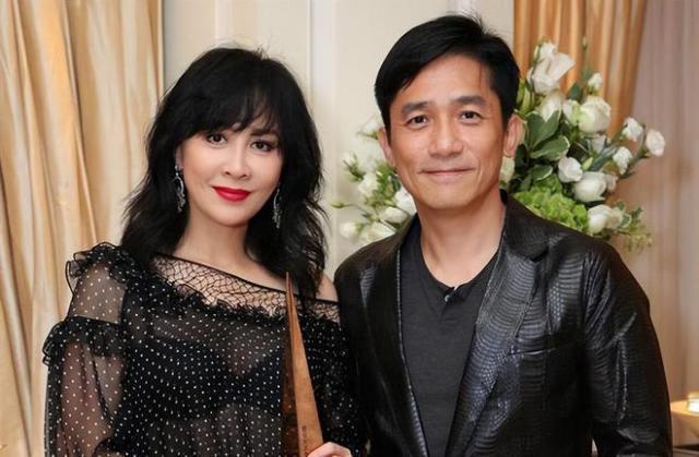 梁朝伟刘嘉玲参加活动穿衣像俩季节，影帝穿棉裤