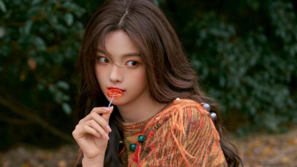 杨超越穿彩色毛衣置身枯叶堆 氛围感拉满