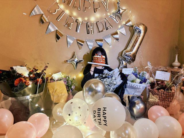 徐璐庆生照曝光 捧蛋糕被鲜花围绕好幸福