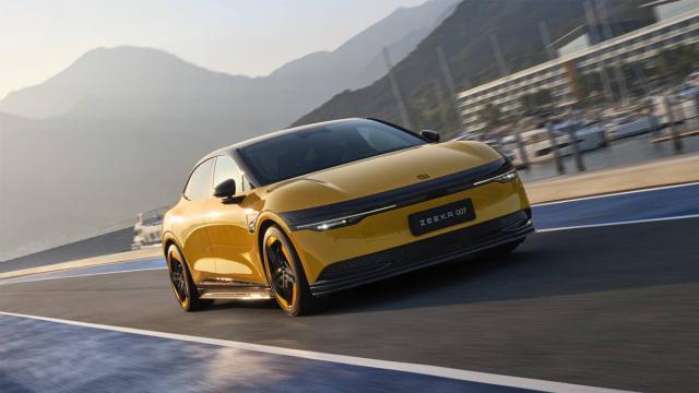 极氪 007 挥出最强一拳，朝着小米 SU7 面门打去