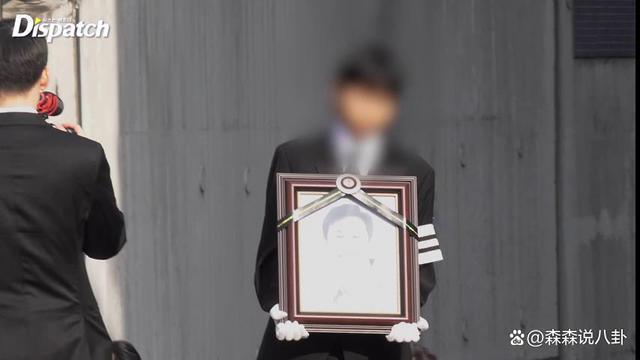 李善均出殡，长子捧遗照妻子哭成泪人，郑雨盛孔孝真含泪送别