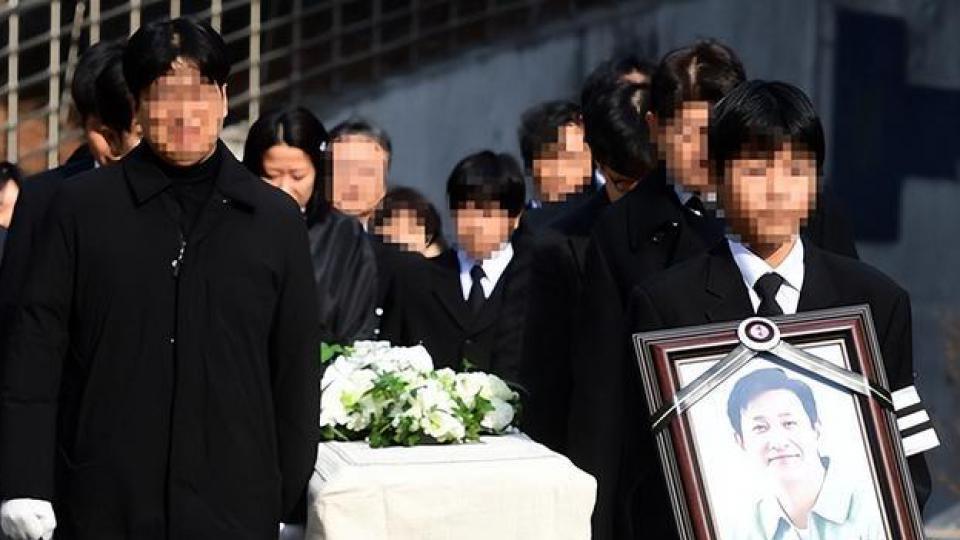 李善均出殡儿子捧遗像，妻子全慧珍哭成泪人，50名亲友送别