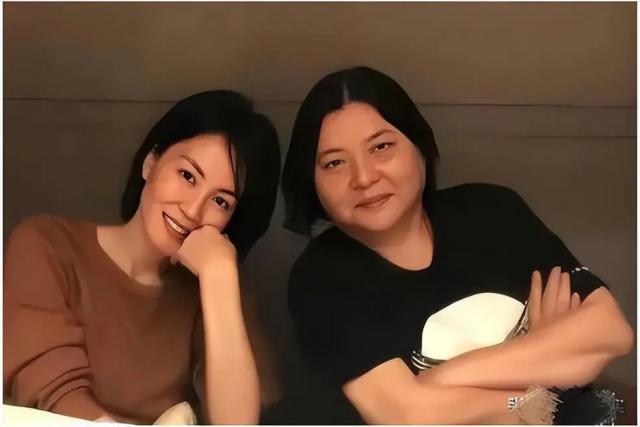 捧红那英王菲，从黑帮手里救下林志玲，年过50至今无人敢惹