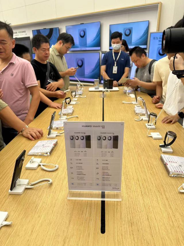 华为年营收重回7000亿，轮值董事长胡厚崑：继续精简机关，多打粮食