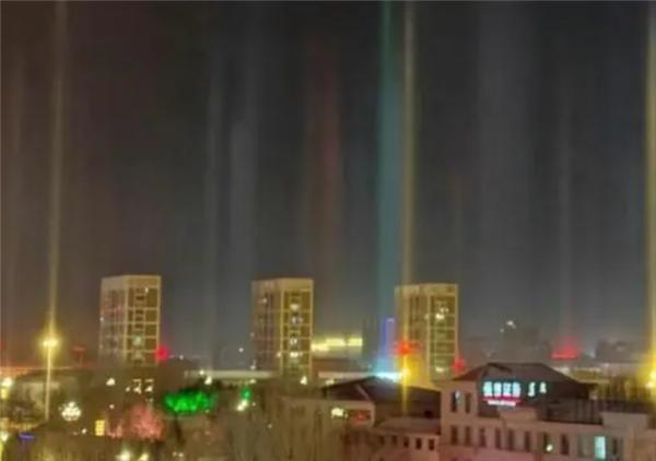 内蒙古多地夜空现大面积七彩光柱：酷似“光剑” 照亮夜空