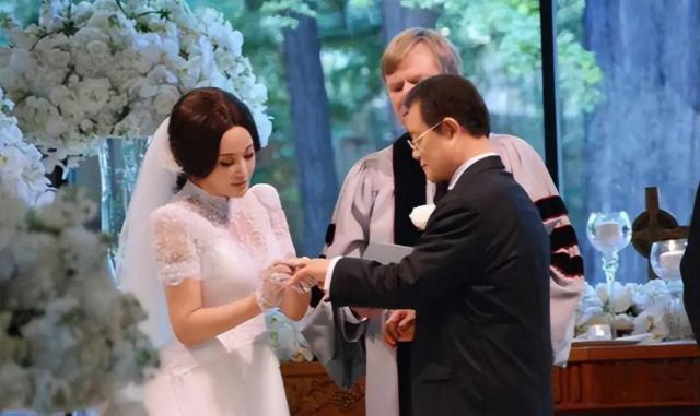 刘晓庆与四婚老公街头散步，82岁王晓玉贴心替太太掸雪