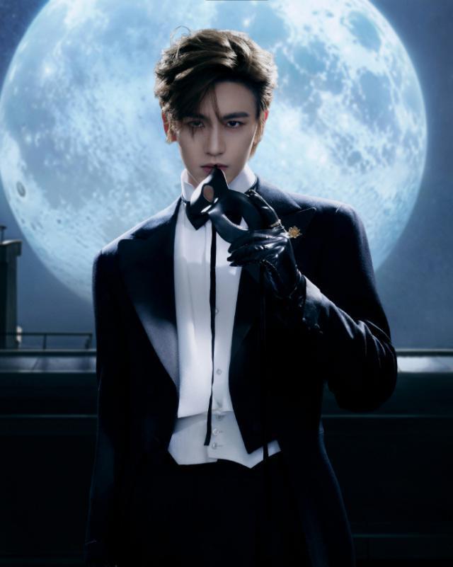 张凌赫生日写真曝光 穿礼服气质高贵像王子