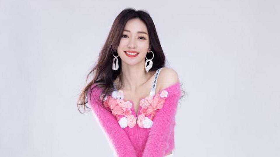 柳岩冬日造型写真 粉红上衣少女感满满