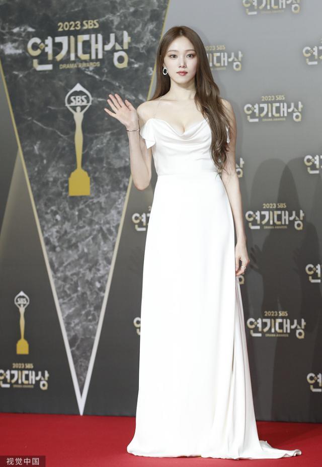 李圣经白色礼服长裙造型，仙气满满