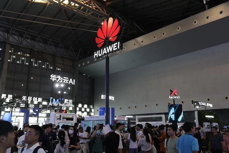 华为鸿蒙年鉴：刚过生死线，谁在拓边疆？