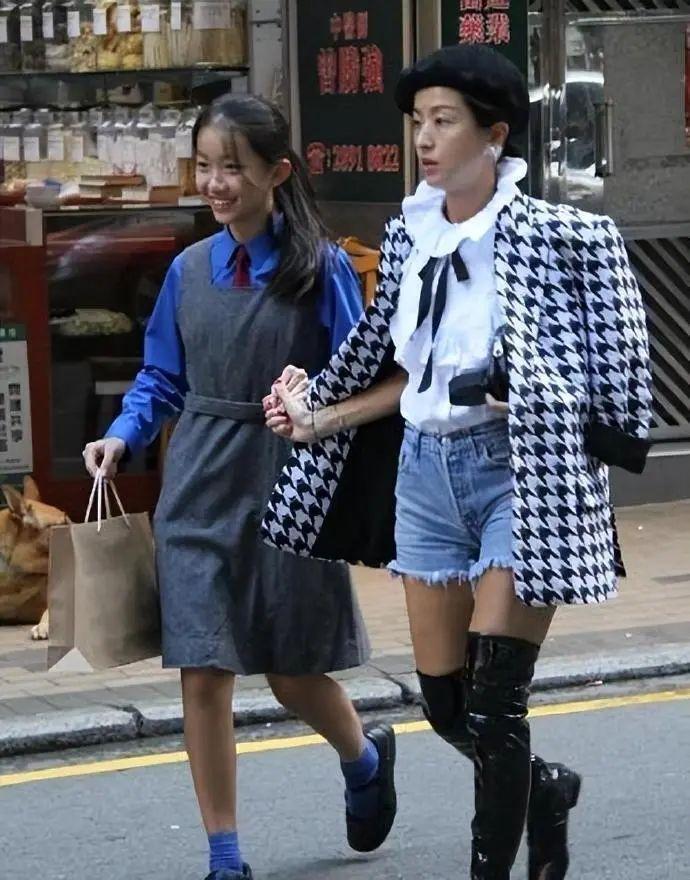 陈奕迅19岁女儿近照曝光：身价上亿养出来的孩子，变成了这样