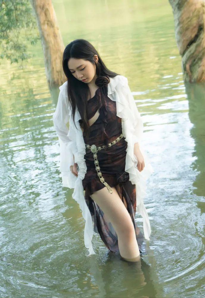 陈奕迅19岁女儿近照曝光：身价上亿养出来的孩子，变成了这样