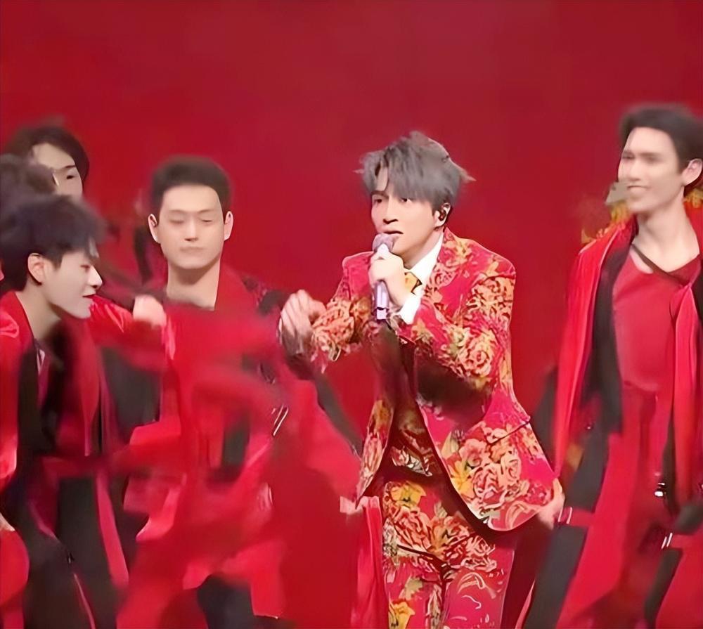 跨年晚会欢乐多：王鹤棣宋茜借位亲吻，刘宇宁毛不易一首歌唱出两个画风