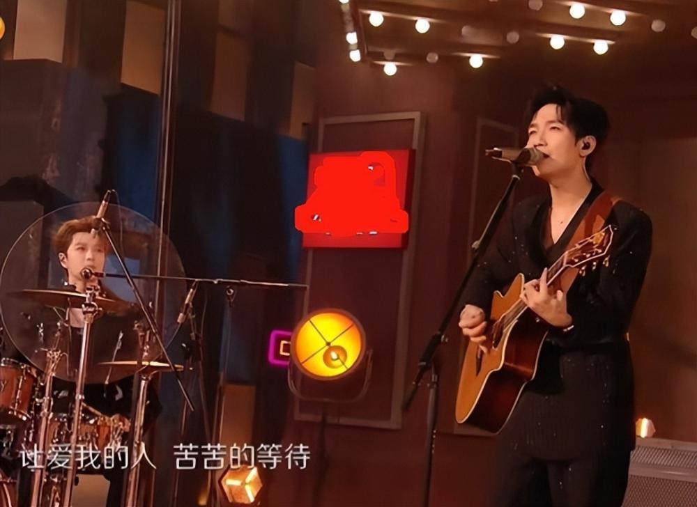 跨年晚会欢乐多：王鹤棣宋茜借位亲吻，刘宇宁毛不易一首歌唱出两个画风
