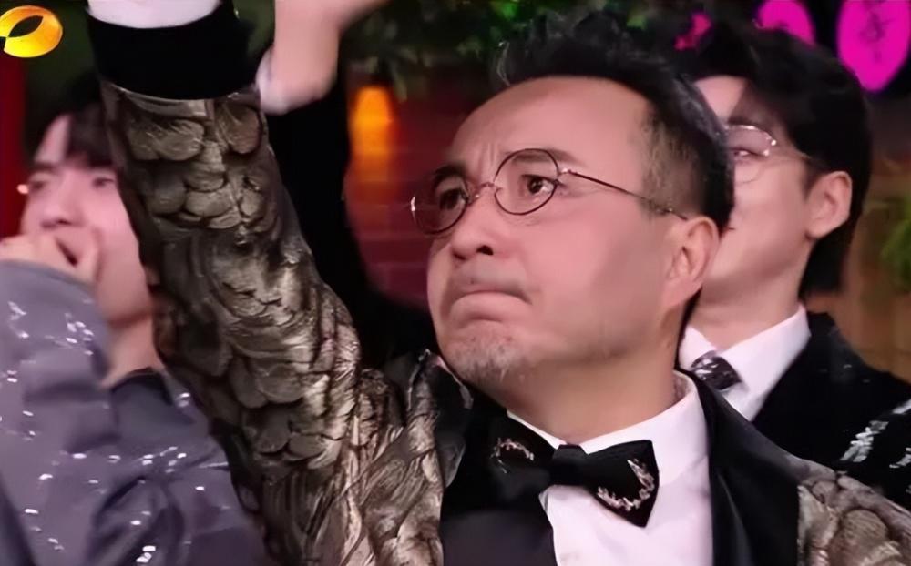 跨年晚会欢乐多：王鹤棣宋茜借位亲吻，刘宇宁毛不易一首歌唱出两个画风