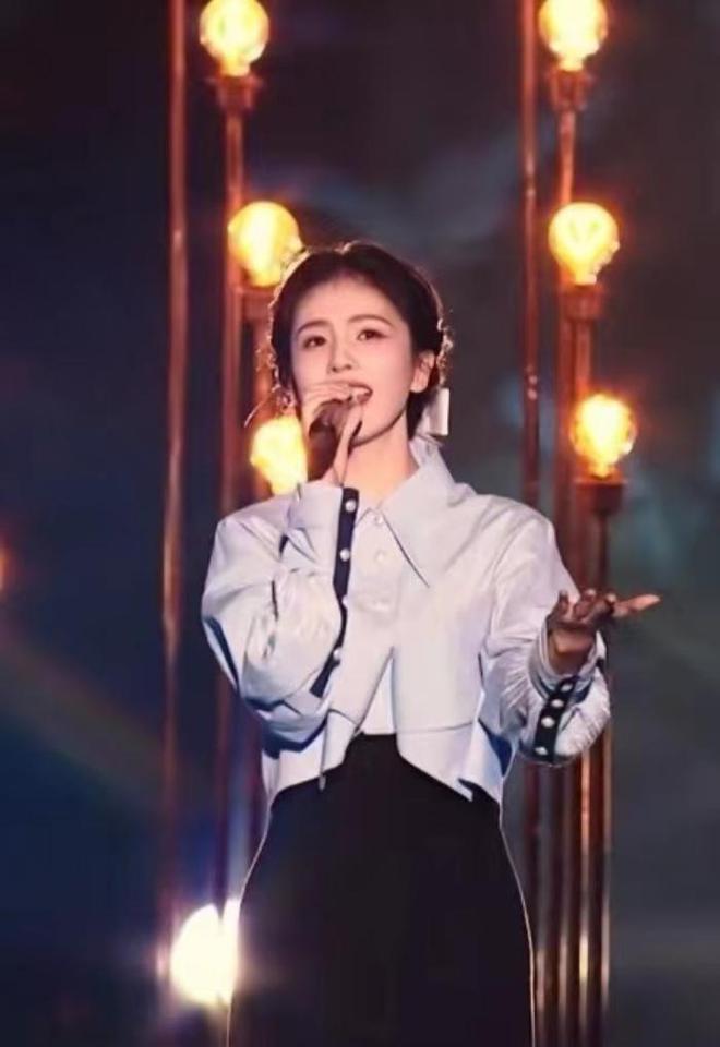 央视跨年夜：唐嫣最婉约，玲花最豪迈，刘涛最美艳，关晓彤最纯欲