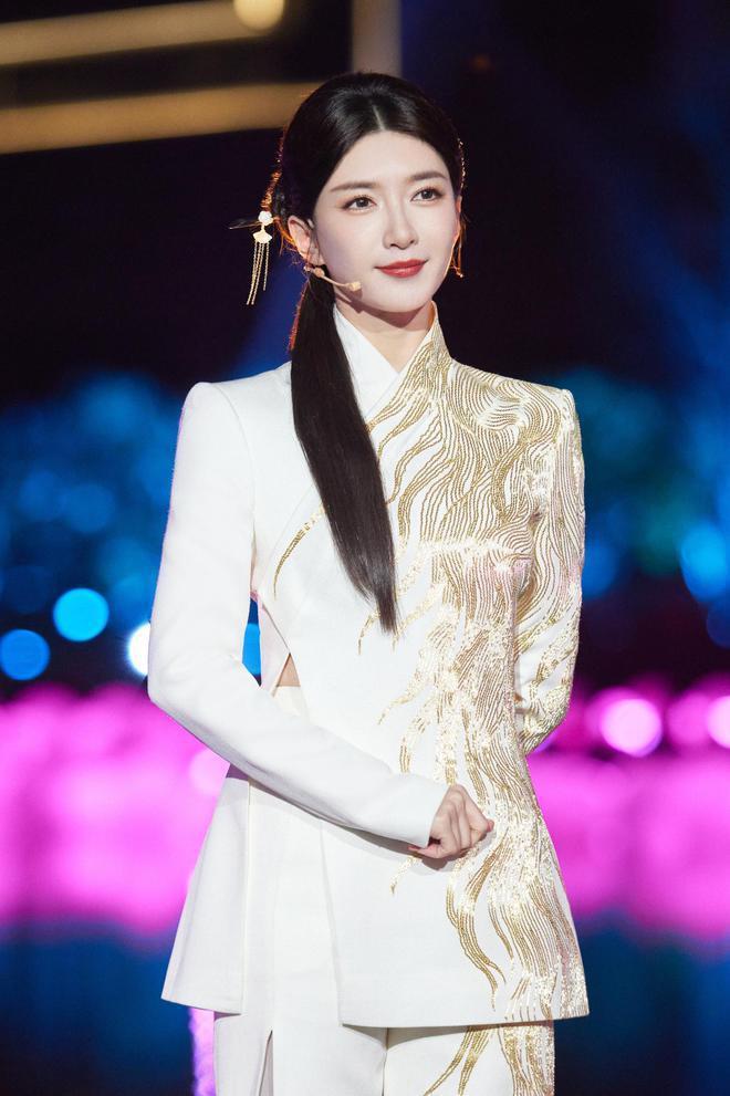 央视跨年夜：唐嫣最婉约，玲花最豪迈，刘涛最美艳，关晓彤最纯欲