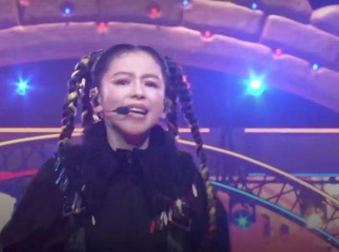 48岁徐若瑄亮相日本节目跨年：与组合成员舞台唱跳！网友评：好拼