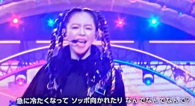 48岁徐若瑄亮相日本节目跨年：与组合成员舞台唱跳！网友评：好拼