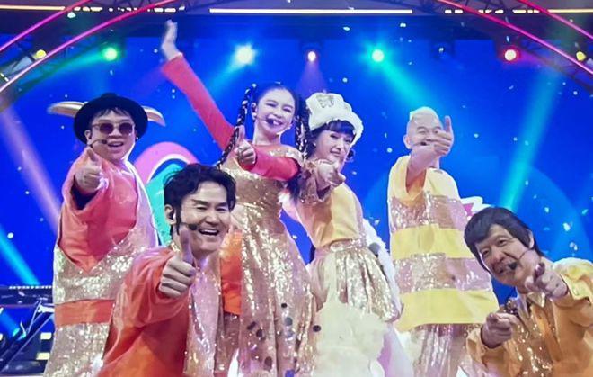 48岁徐若瑄亮相日本节目跨年：与组合成员舞台唱跳！网友评：好拼