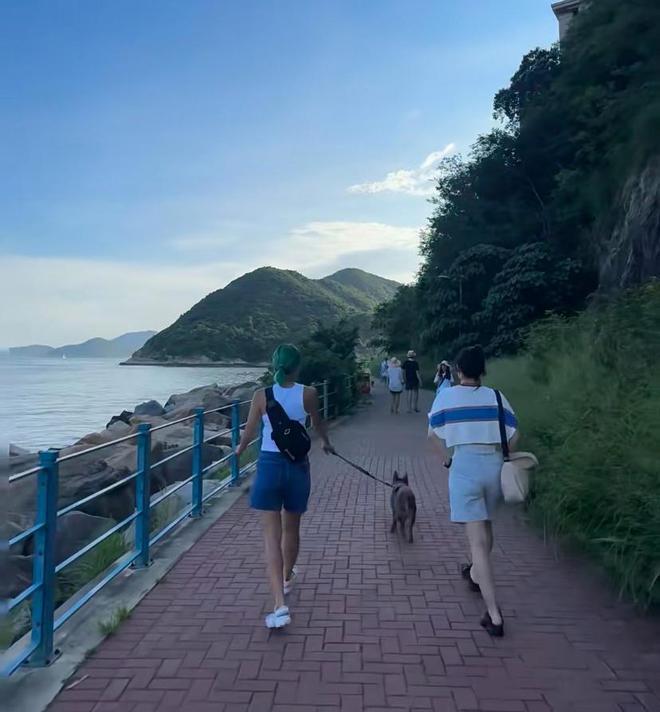 徐濠萦晒全家合照跨年，一家三口合体幸福满溢，19岁女儿近照曝光